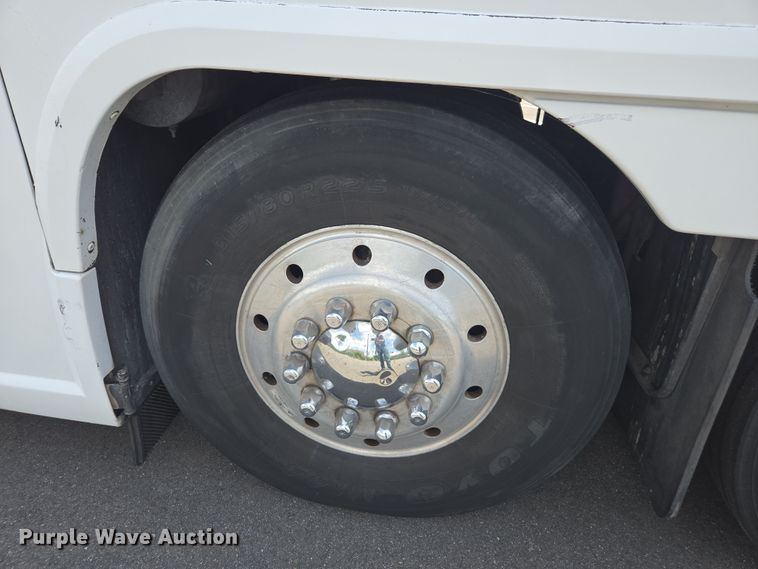 image for item DU7958 1999 Motor Coach Industries coach bus