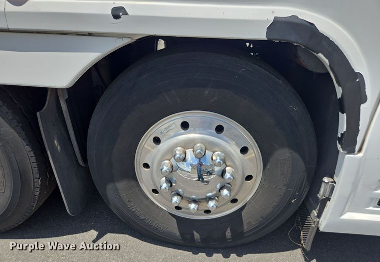 image for item DU7958 1999 Motor Coach Industries coach bus