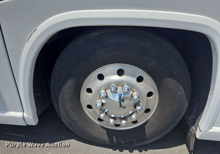 image for item DU7958 1999 Motor Coach Industries coach bus