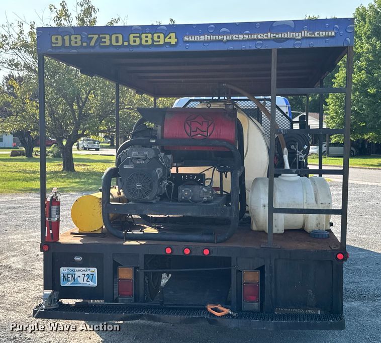 image for item DU9095 2000 Isuzu FRR pressure washer truck