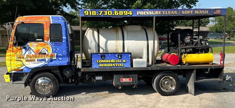 image for item DU9095 2000 Isuzu FRR pressure washer truck