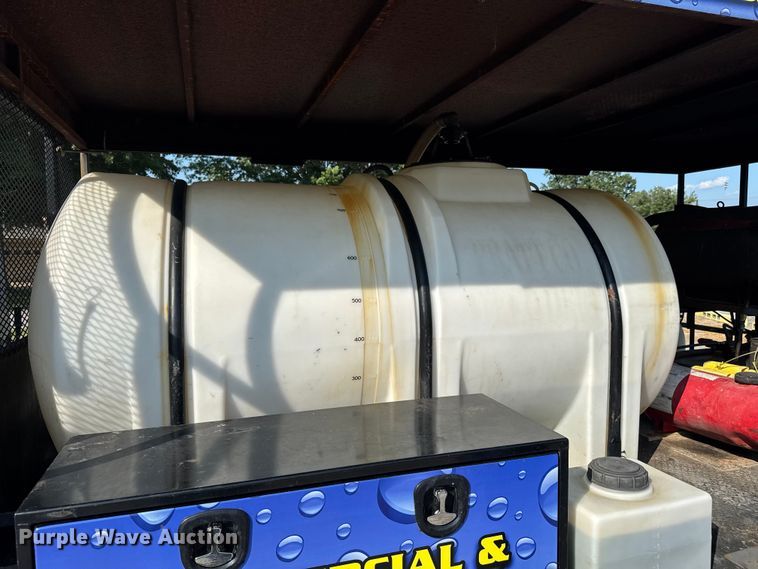 image for item DU9095 2000 Isuzu FRR pressure washer truck