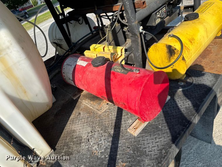 image for item DU9095 2000 Isuzu FRR pressure washer truck