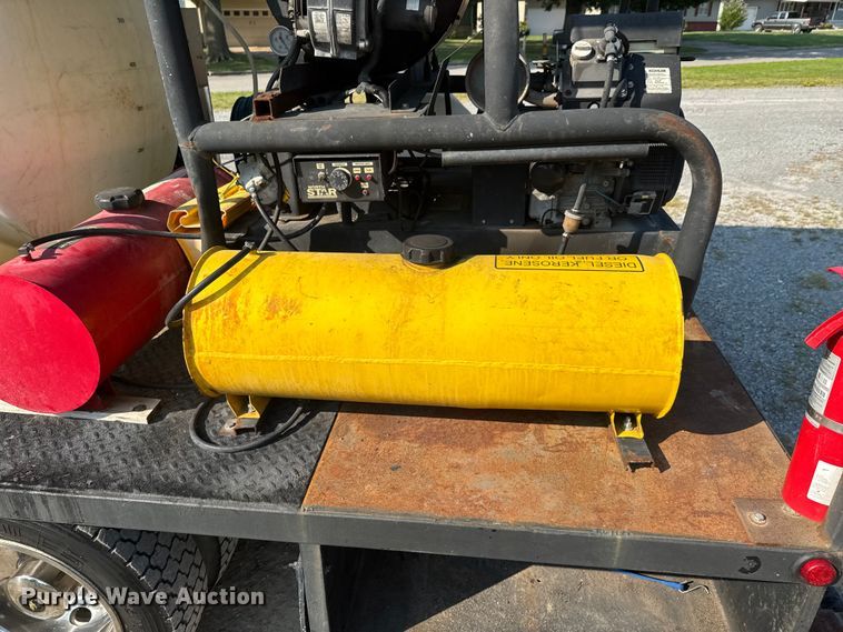 image for item DU9095 2000 Isuzu FRR pressure washer truck