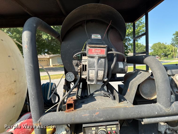 image for item DU9095 2000 Isuzu FRR pressure washer truck