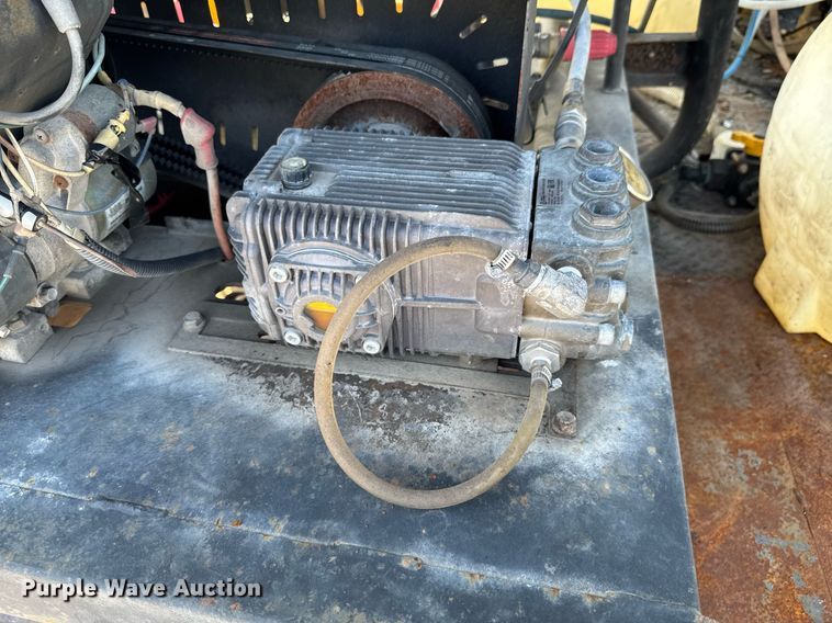 image for item DU9095 2000 Isuzu FRR pressure washer truck