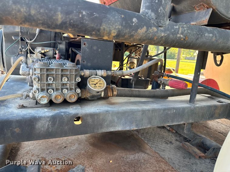 image for item DU9095 2000 Isuzu FRR pressure washer truck