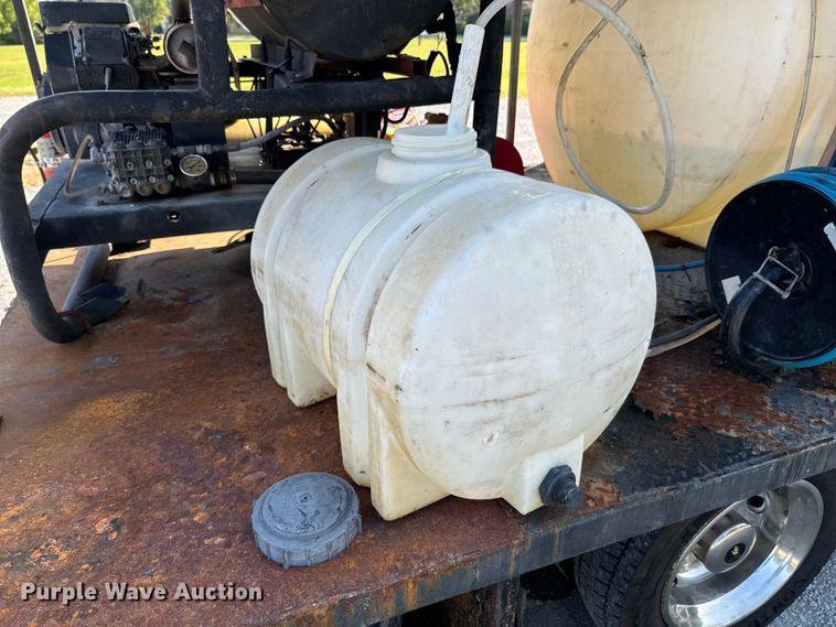 image for item DU9095 2000 Isuzu FRR pressure washer truck