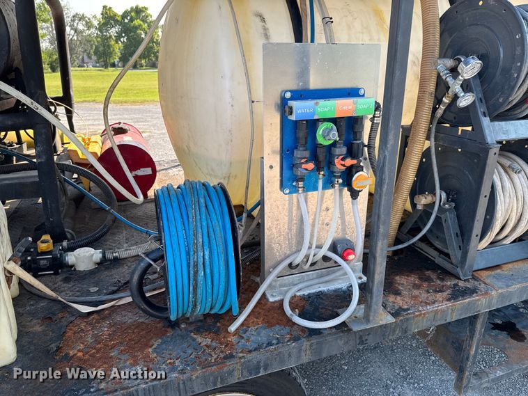 image for item DU9095 2000 Isuzu FRR pressure washer truck