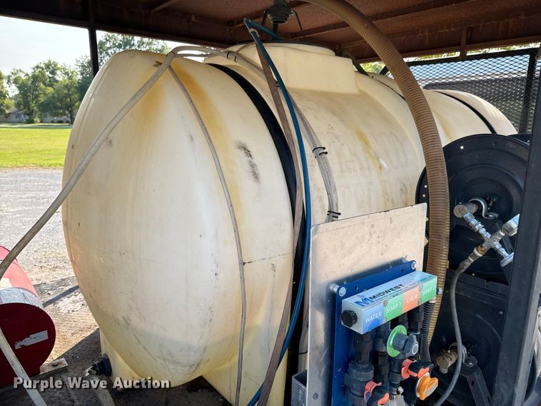 image for item DU9095 2000 Isuzu FRR pressure washer truck