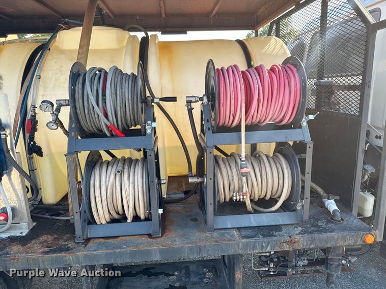 image for item DU9095 2000 Isuzu FRR pressure washer truck