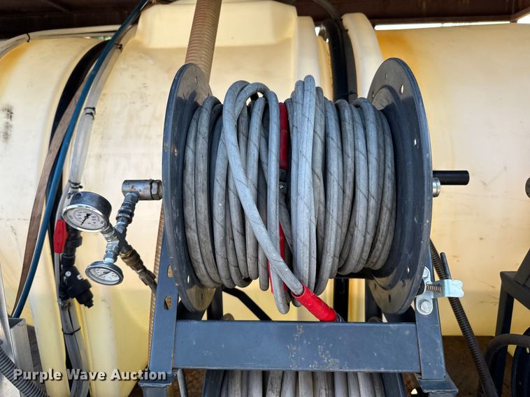 image for item DU9095 2000 Isuzu FRR pressure washer truck