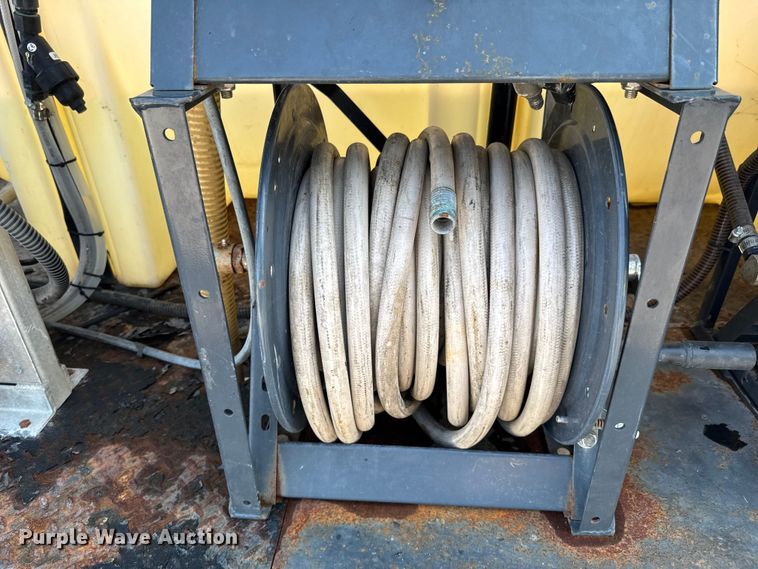 image for item DU9095 2000 Isuzu FRR pressure washer truck