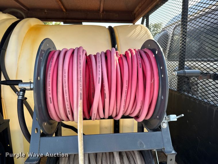 image for item DU9095 2000 Isuzu FRR pressure washer truck