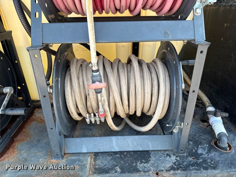 image for item DU9095 2000 Isuzu FRR pressure washer truck