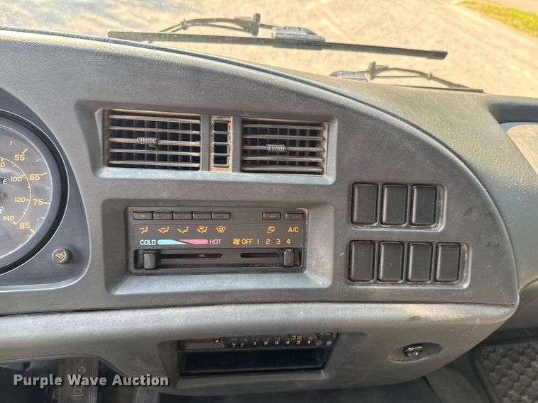 image for item DU9095 2000 Isuzu FRR pressure washer truck