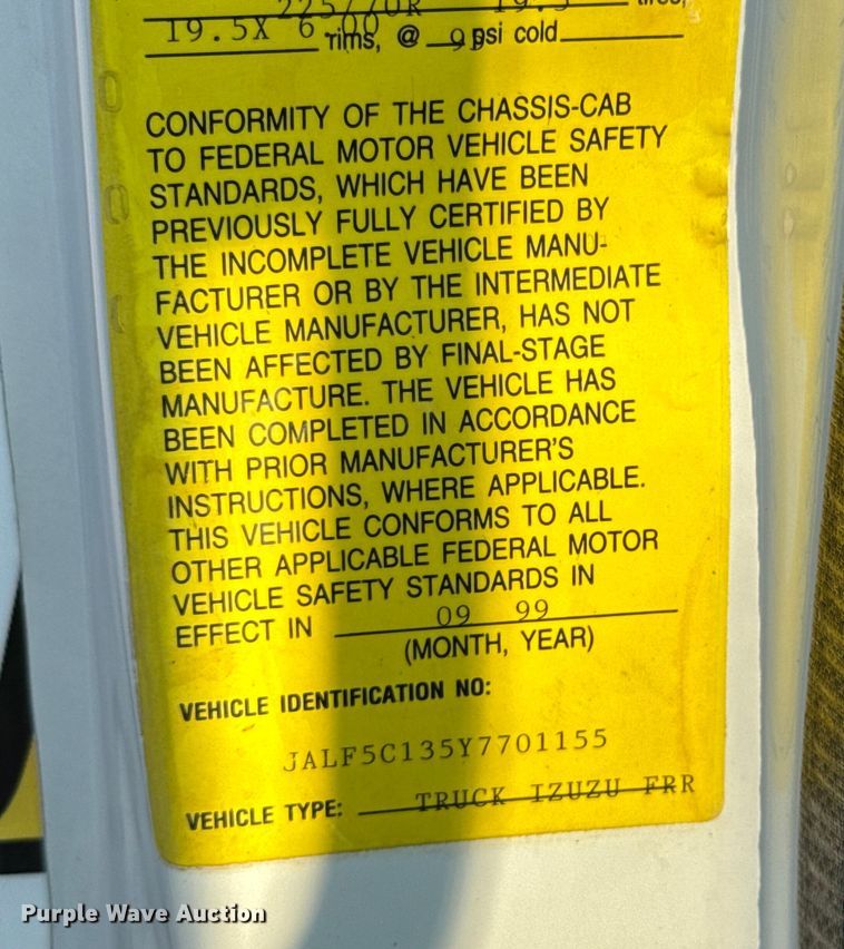 image for item DU9095 2000 Isuzu FRR pressure washer truck