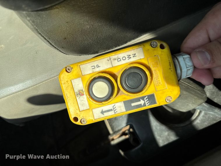 image for item DU9323 2009 Chevrolet C5500 dump flatbed truck