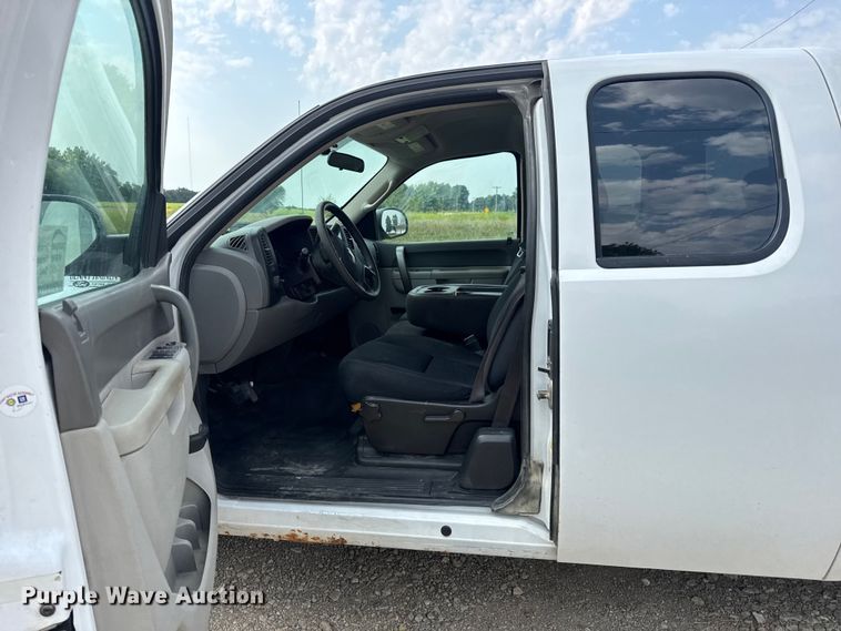 image for item DW3438 2011 Chevrolet Silverado 1500 Ext. Cab pickup truck