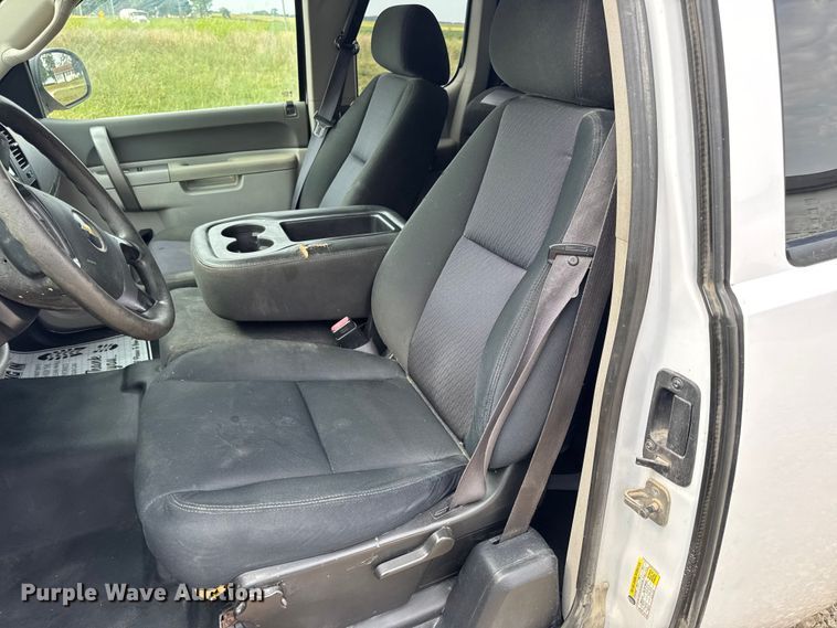 image for item DW3438 2011 Chevrolet Silverado 1500 Ext. Cab pickup truck