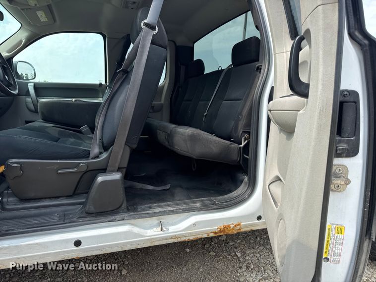 image for item DW3438 2011 Chevrolet Silverado 1500 Ext. Cab pickup truck