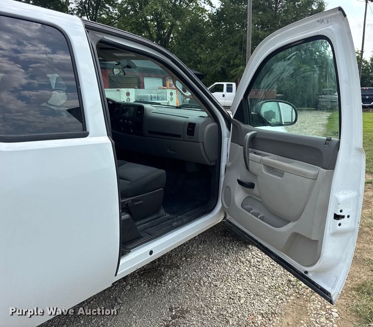 image for item DW3438 2011 Chevrolet Silverado 1500 Ext. Cab pickup truck