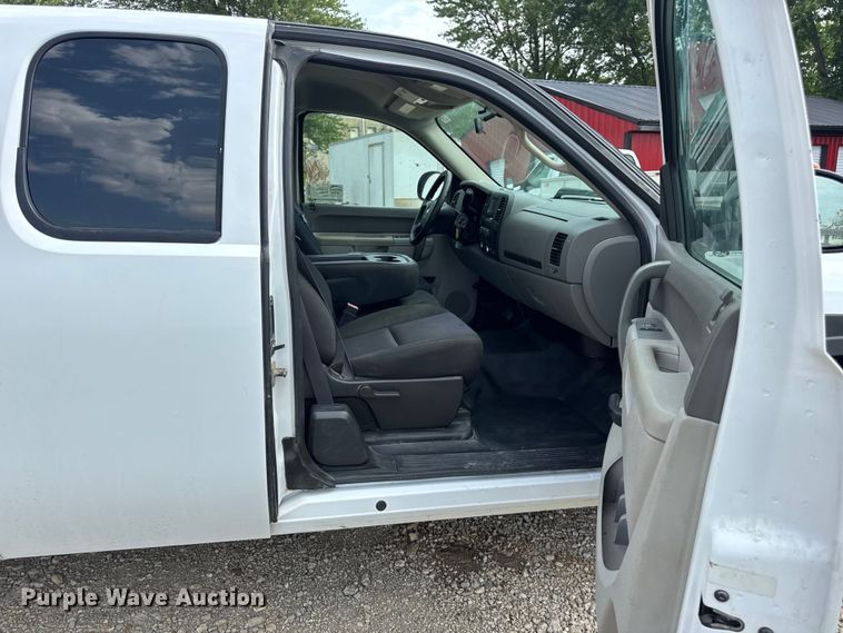 image for item DW3438 2011 Chevrolet Silverado 1500 Ext. Cab pickup truck