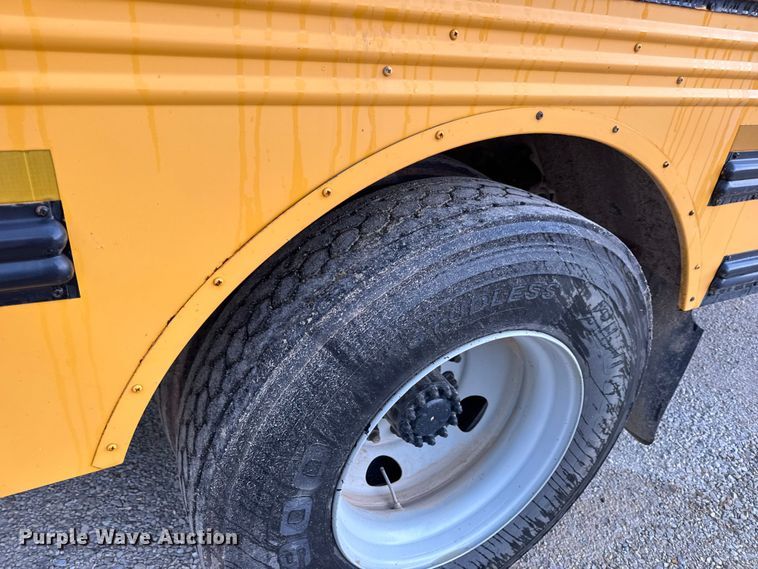 image for item DW3441 2005 Freightliner school bus