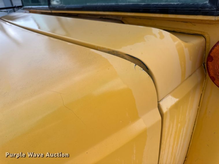 image for item DW3441 2005 Freightliner school bus