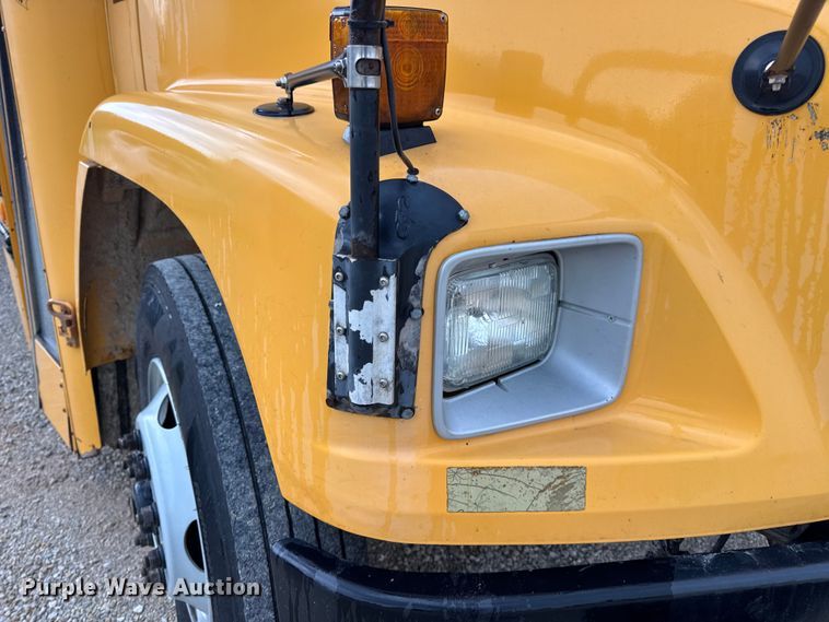 image for item DW3441 2005 Freightliner school bus