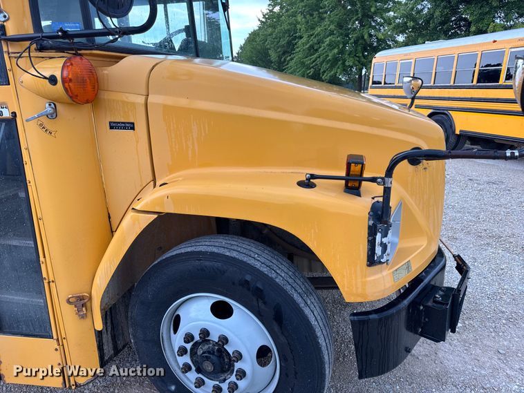 image for item DW3441 2005 Freightliner school bus