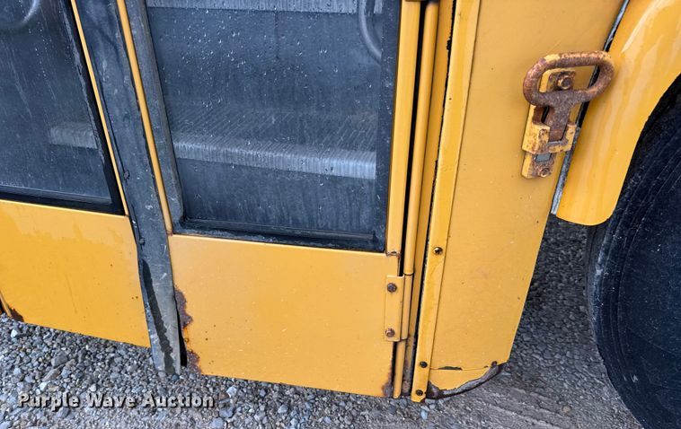 image for item DW3441 2005 Freightliner school bus