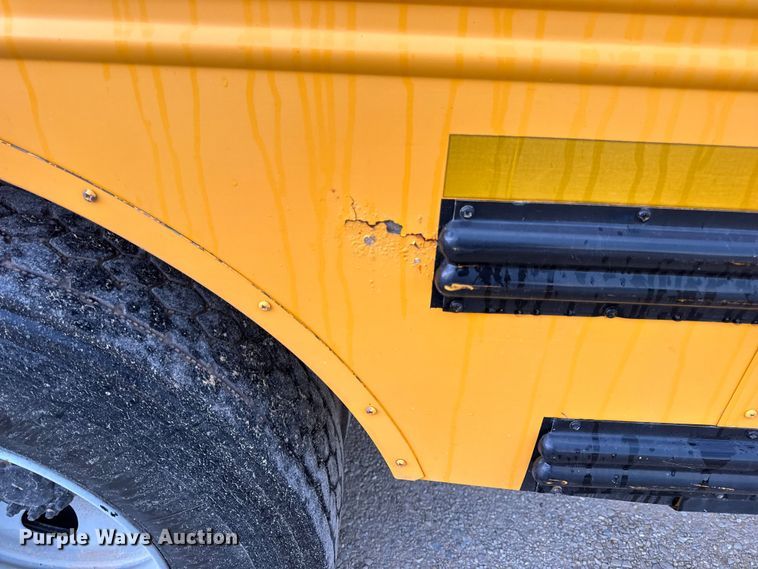 image for item DW3441 2005 Freightliner school bus