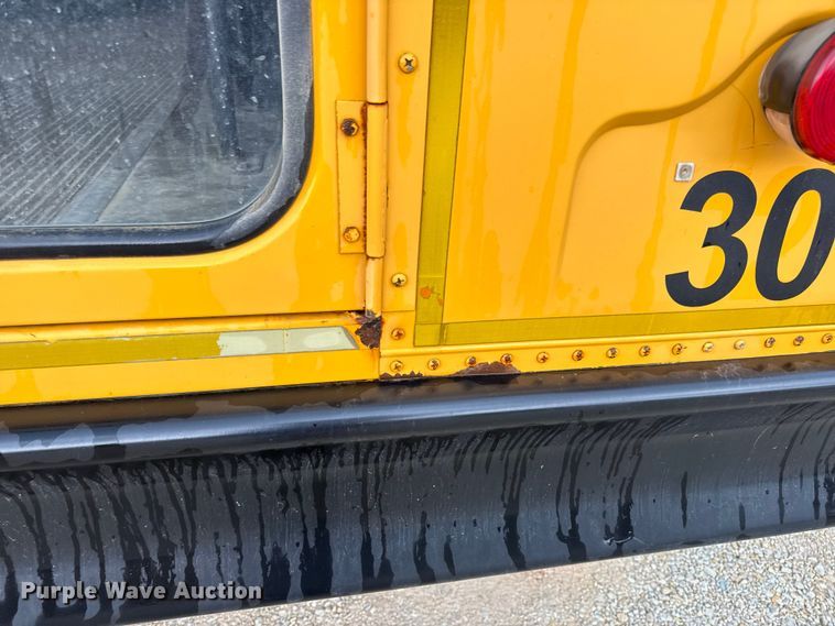 image for item DW3441 2005 Freightliner school bus