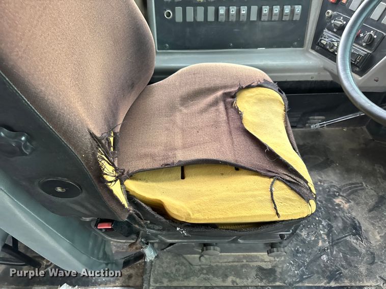 image for item DW3441 2005 Freightliner school bus