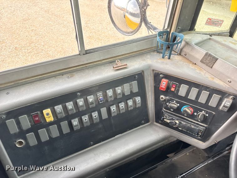 image for item DW3441 2005 Freightliner school bus