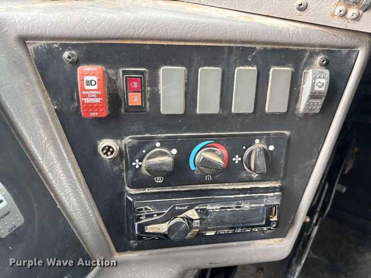 image for item DW3441 2005 Freightliner school bus