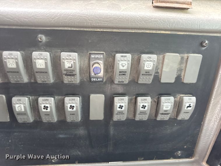 image for item DW3441 2005 Freightliner school bus