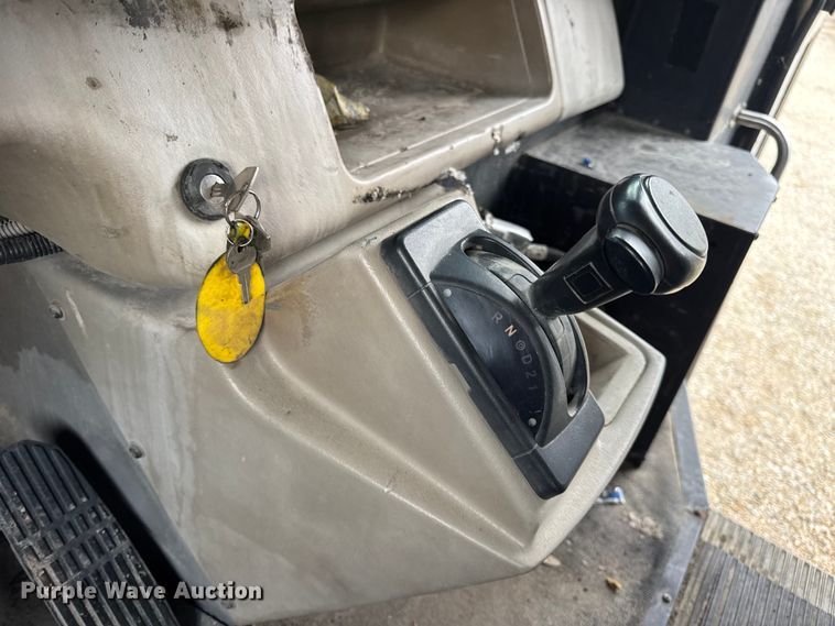 image for item DW3441 2005 Freightliner school bus