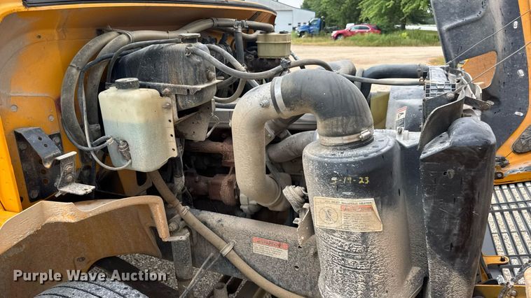 image for item DW3441 2005 Freightliner school bus