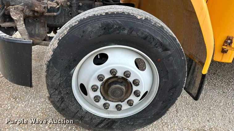 image for item DW3441 2005 Freightliner school bus