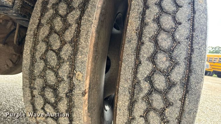 image for item DW3441 2005 Freightliner school bus