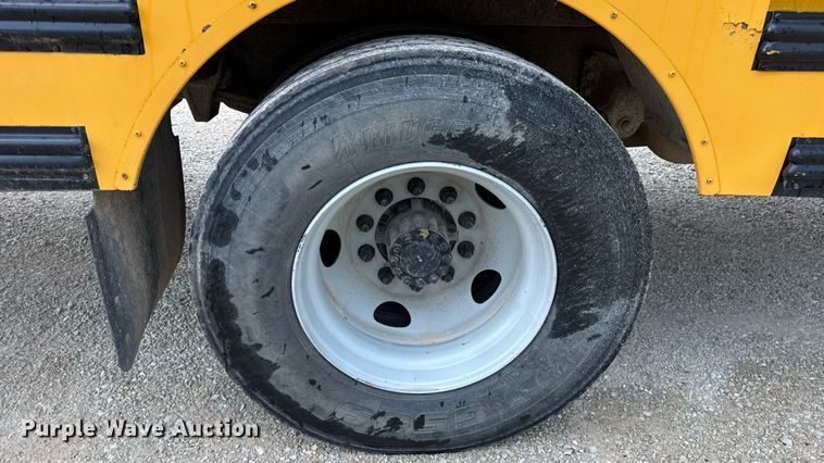 image for item DW3441 2005 Freightliner school bus