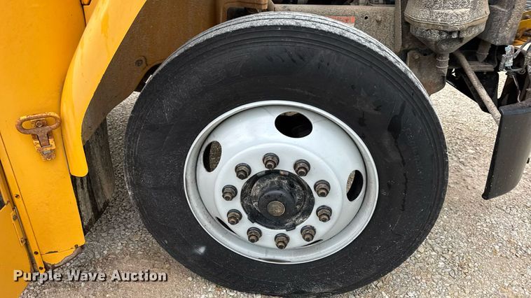 image for item DW3441 2005 Freightliner school bus