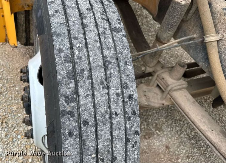 image for item DW3441 2005 Freightliner school bus