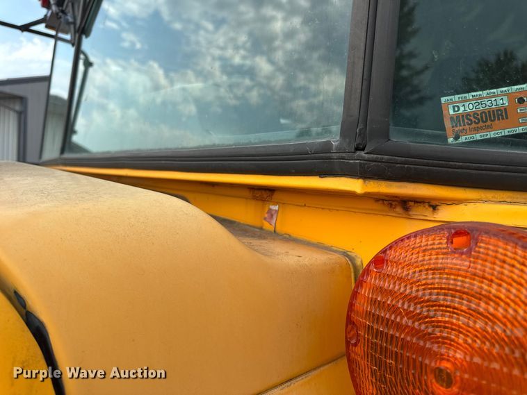 image for item DW3443 2001 Thomas Built school bus