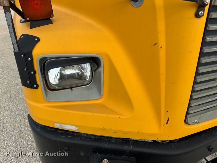 image for item DW3443 2001 Thomas Built school bus