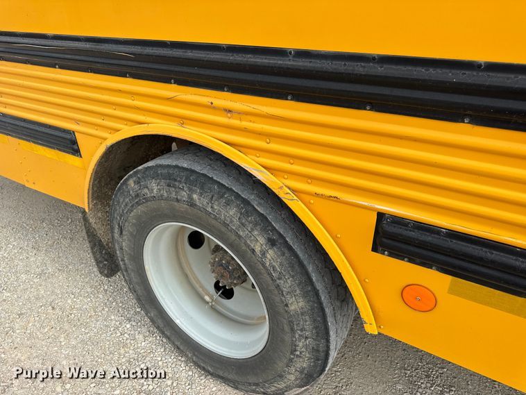 image for item DW3443 2001 Thomas Built school bus