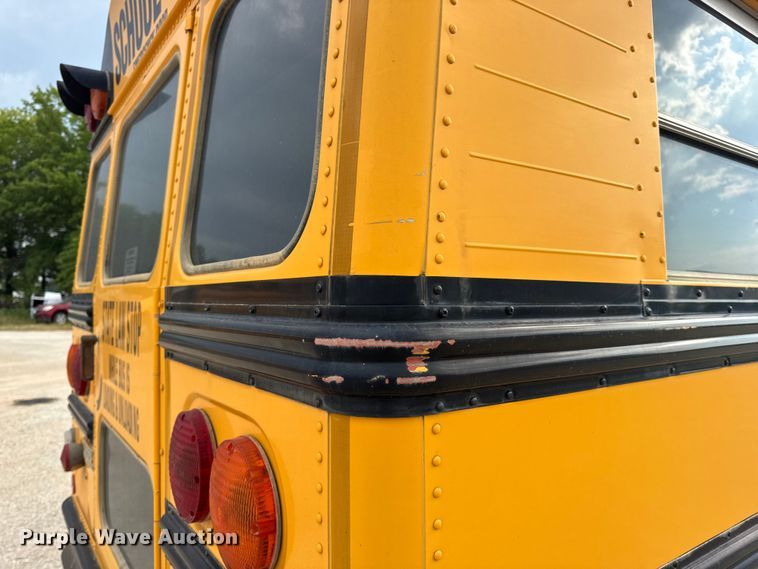 image for item DW3443 2001 Thomas Built school bus