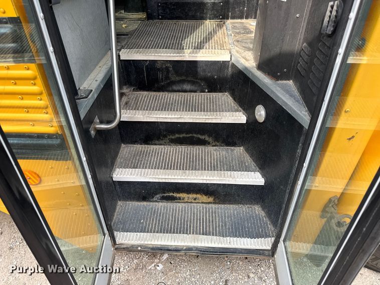 image for item DW3443 2001 Thomas Built school bus